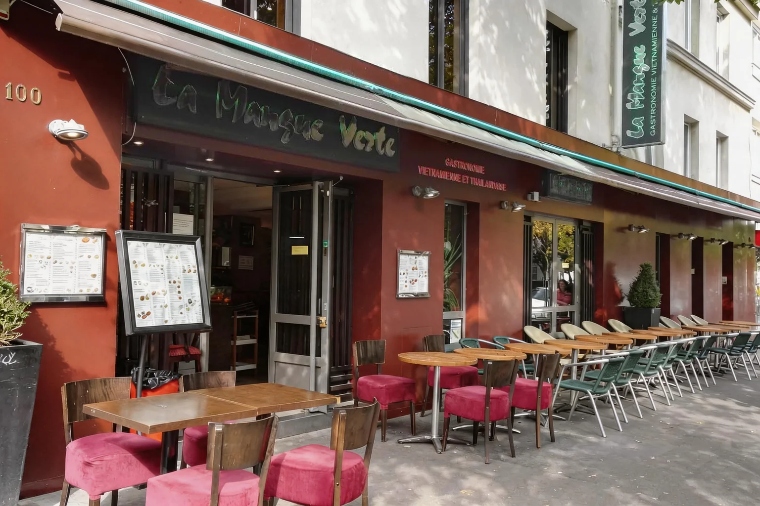 La Mangue Verte's frontage at 100 Avenue d'Ivry: sign, tables and chairs on the pavement